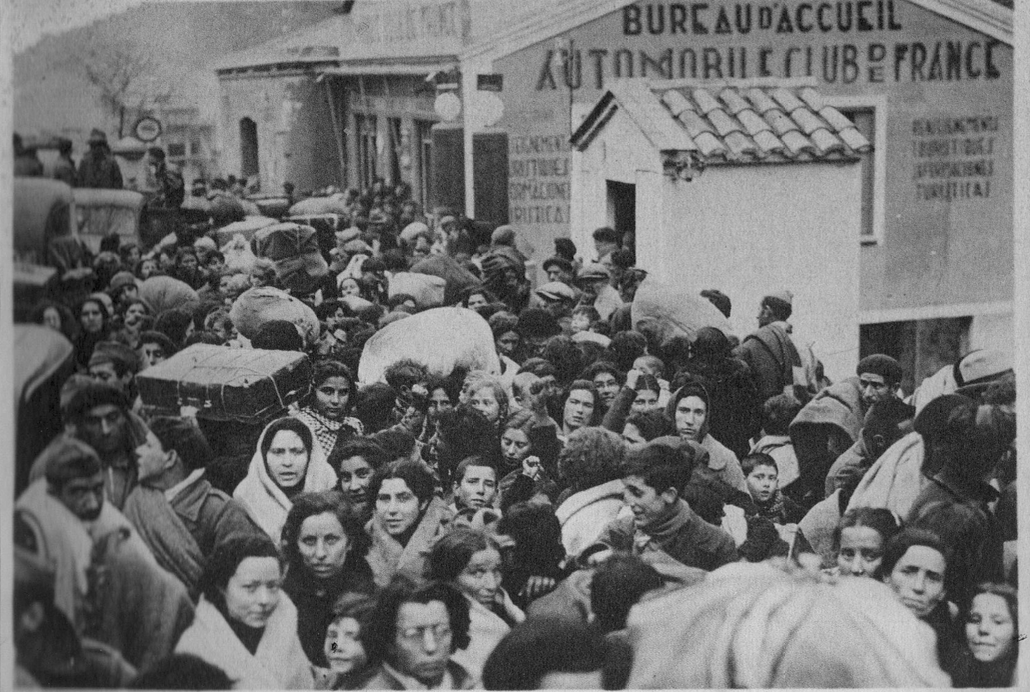 Foule de réfugiés de la Retirada devant un bureau d’accueil à la frontière française.