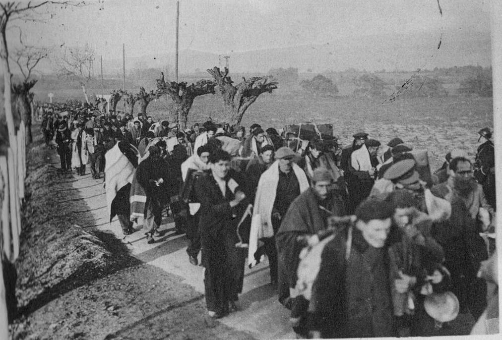 Longue colonne de réfugiés de la Retirada marchant sur une route de campagne.