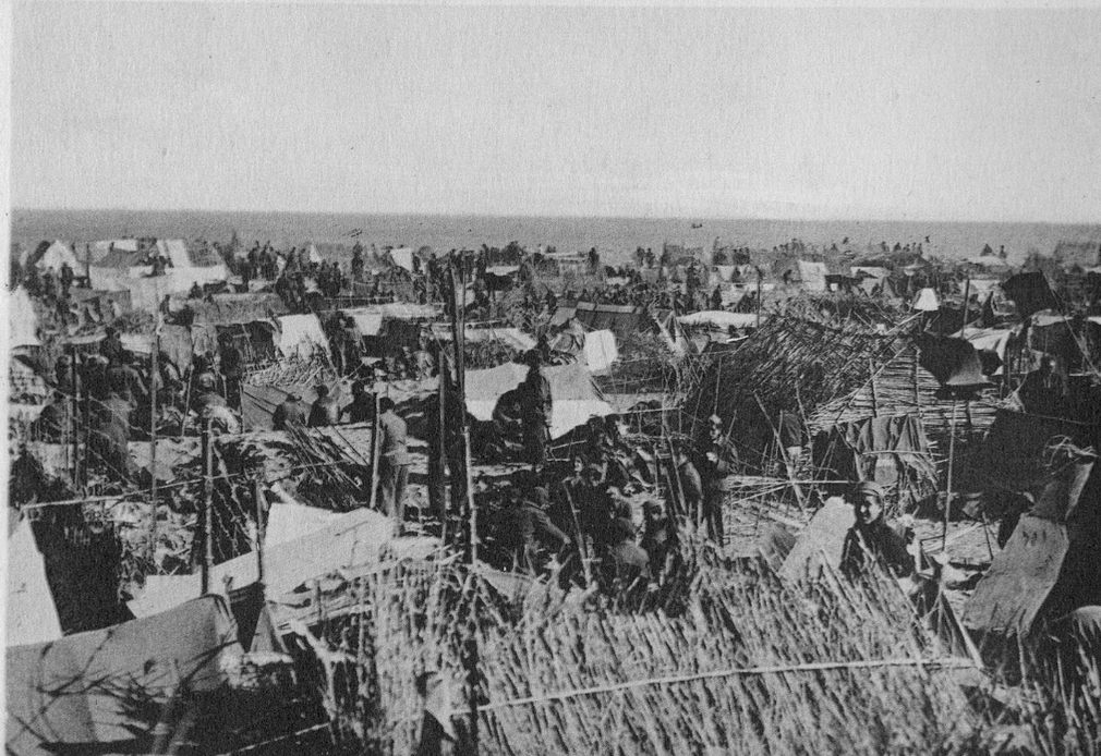 Campement de fortune installé sur la plage de Saint-Cyprien pour les réfugiés de la Retirada.