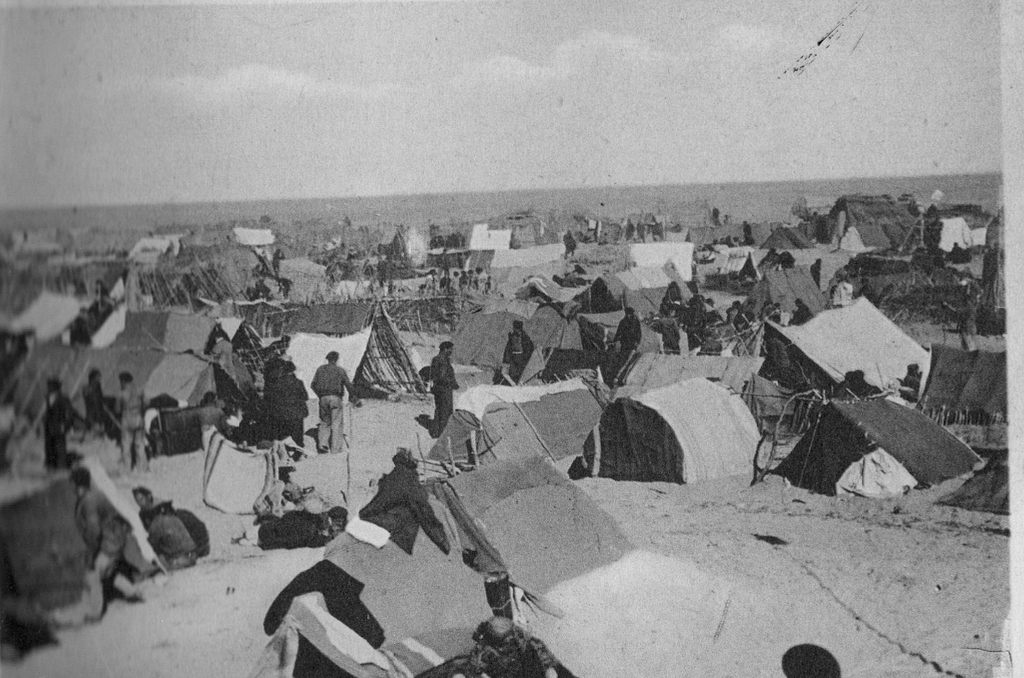Campement de fortune installé sur la plage du Barcarès pour les réfugiés de la Retirada.