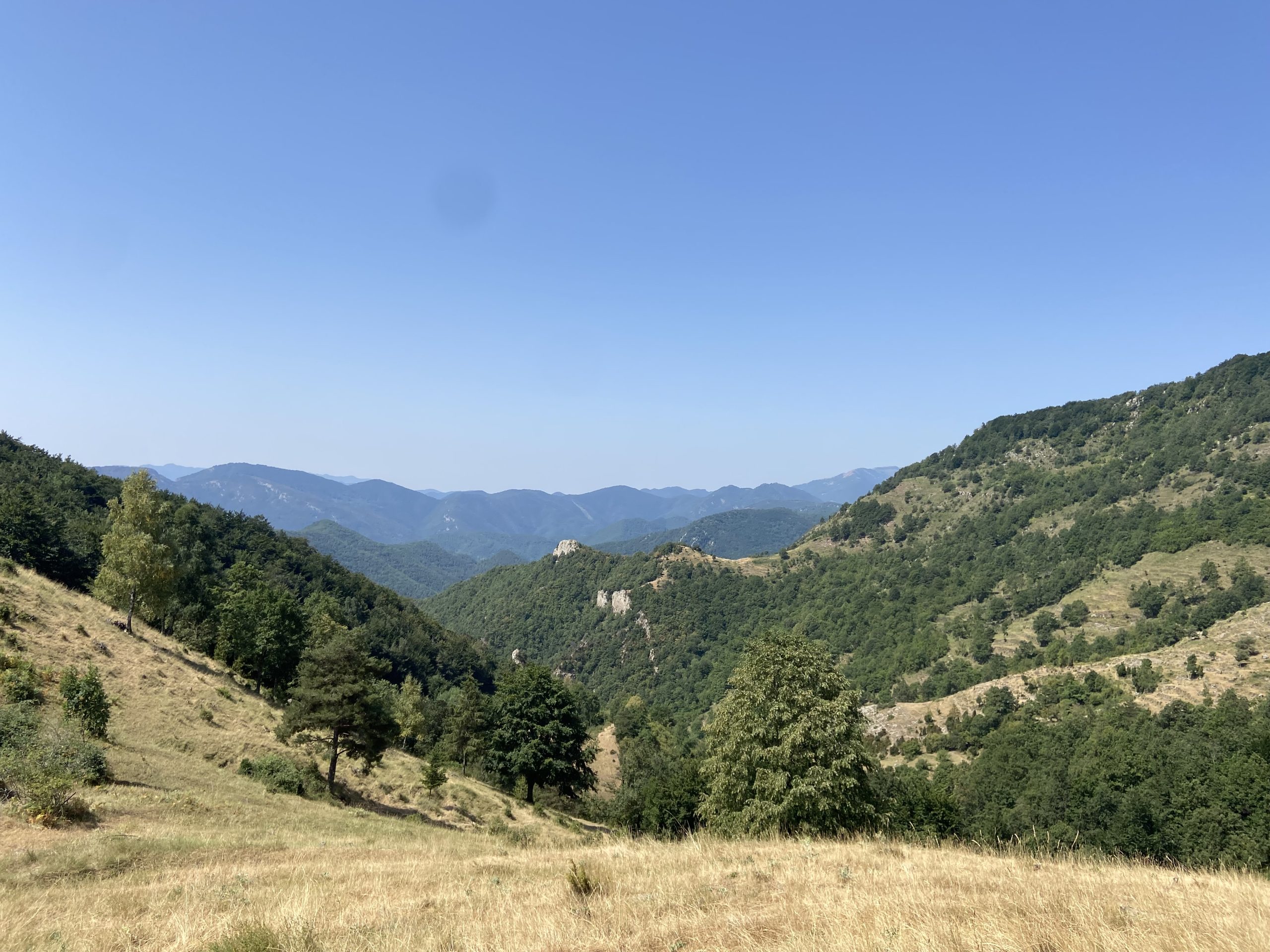 Vue panoramique du col de Malrems et des montagnes environnantes.